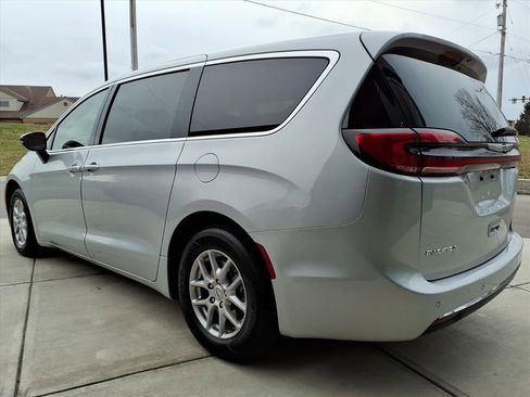 Used 2024 Chrysler Pacifica Touring-L image 5