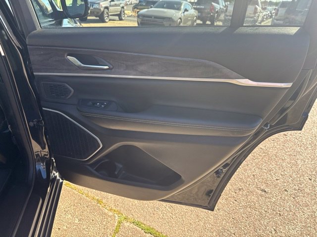 Used 2025 Jeep Grand Cherokee L Limited w/ Black Appearance Package AWD/4WD image 28