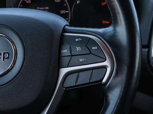Used 2020 Jeep Grand Cherokee Laredo RWD image 23