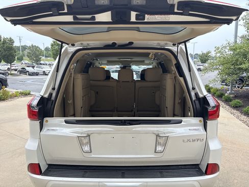 Used 2017 Lexus LX 570 4WD w/ Luxury Package image 34