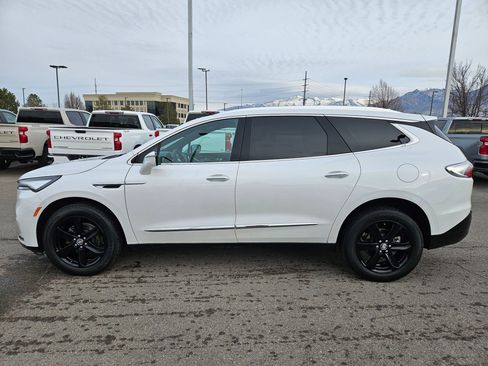 Used 2024 Buick Enclave Essence image 7