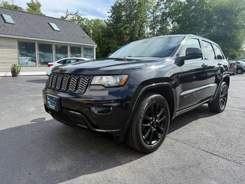 Used 2018 Jeep Grand Cherokee Altitude AWD/4WD image 3