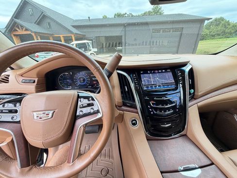 Used 2016 Cadillac Escalade Platinum AWD/4WD image 10