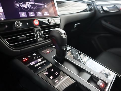 Certified 2026 Porsche Macan AWD/4WD image 19