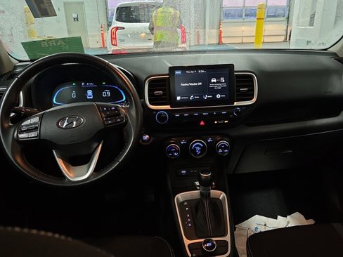 Used 2024 Hyundai Venue SEL image 11