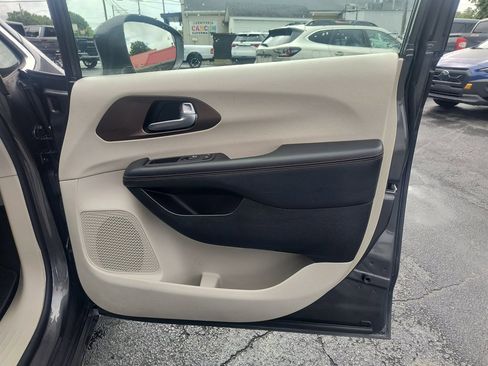 Used 2018 Chrysler Pacifica Touring-L Plus FWD image 22