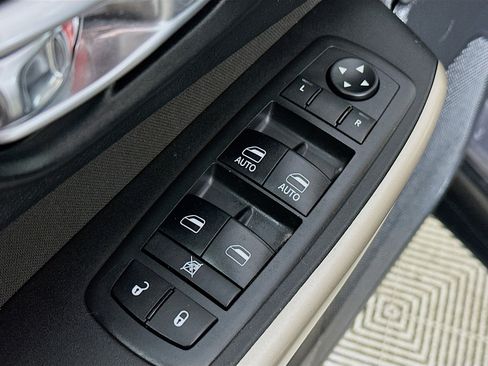 Used 2018 Jeep Cherokee Latitude image 18