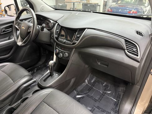 Used 2018 Chevrolet Trax LT w/ LT Convenience Package image 19