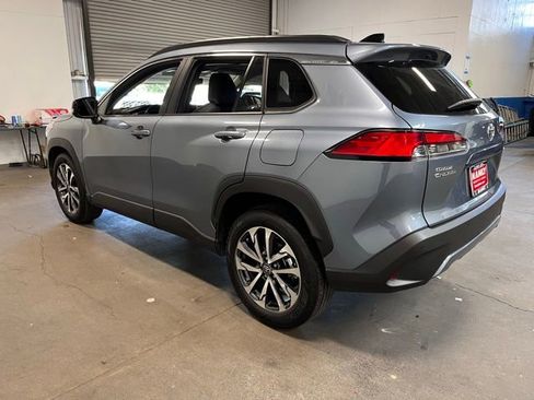 Used 2025 Toyota Corolla Cross XLE FWD image 5
