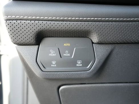 Used 2025 Volkswagen Atlas Cross Sport SE image 27