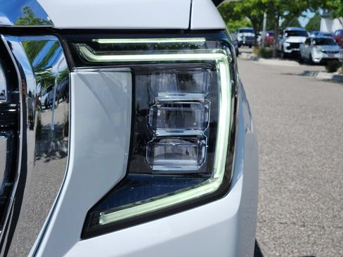 Used 2023 GMC Yukon XL SLT AWD/4WD image 35