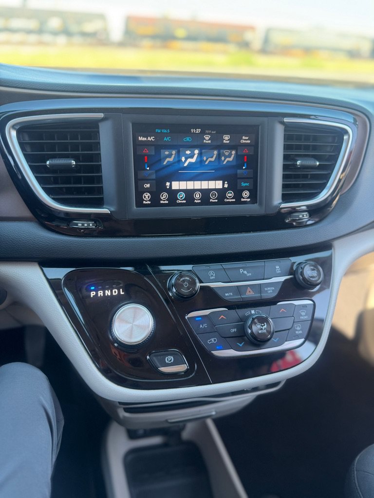 Used 2018 Chrysler Pacifica Touring FWD image 38