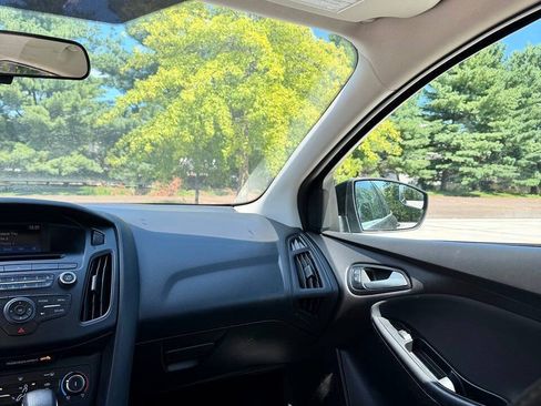 Used 2017 Ford Focus SE FWD image 22