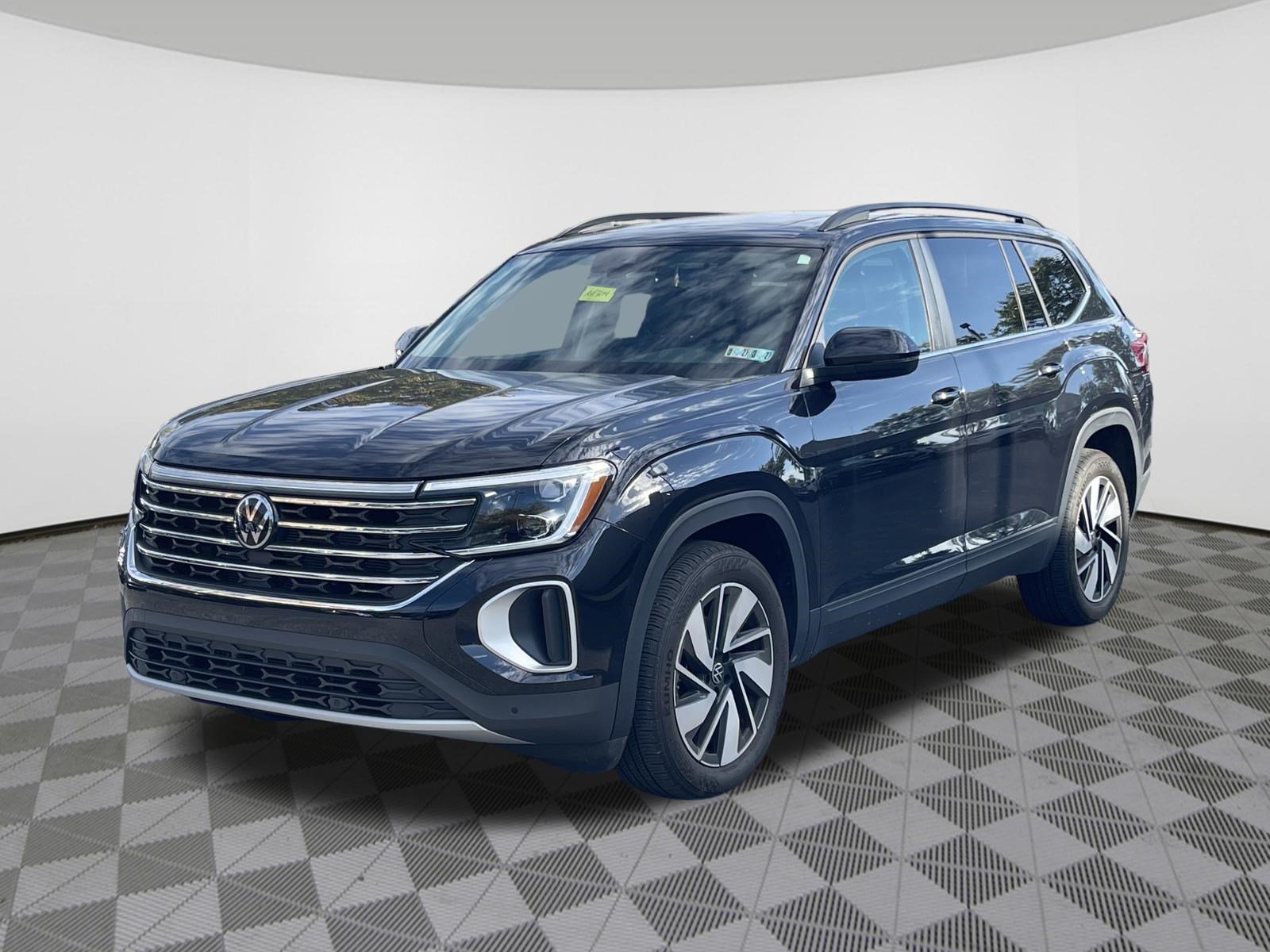 Used 2024 Volkswagen Atlas SE w/ Panoramic Sunroof Package AWD/4WD image 2