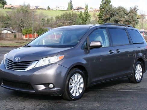 Used 2014 Toyota Sienna XLE image 6