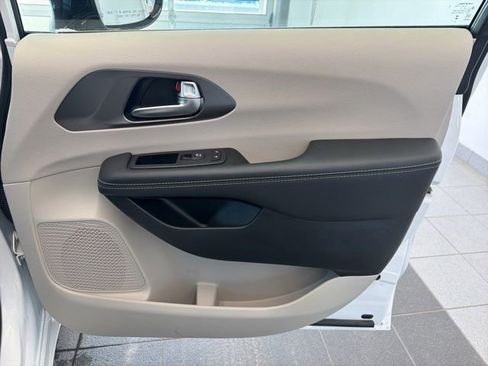 Used 2024 Chrysler Pacifica Touring-L image 15