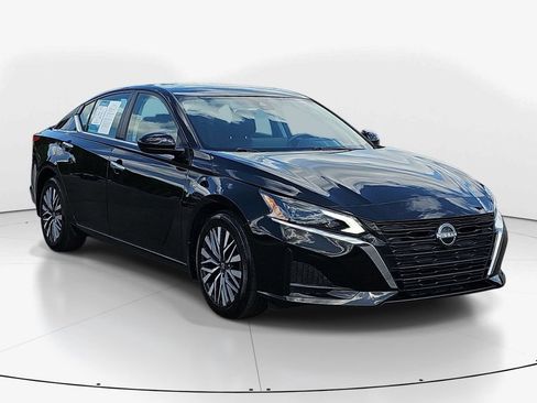 Used 2023 Nissan Altima 2.5 SV w/ SV Premium Package FWD image 2