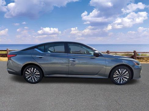 Used 2025 Nissan Altima 2.5 SV image 9