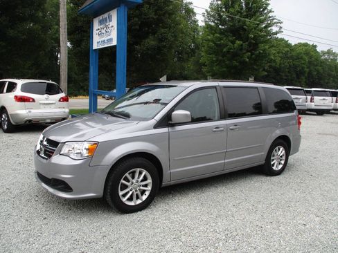 Used 2016 Dodge Grand Caravan SXT w/ Rear Park Assist Package FWD image 1