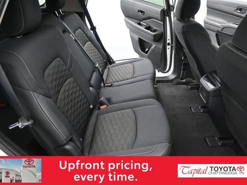 Used 2024 Nissan Pathfinder SV image 11