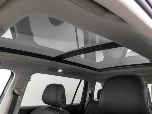Certified 2023 Volkswagen Tiguan SE w/ Panoramic Sunroof Package AWD/4WD image 33