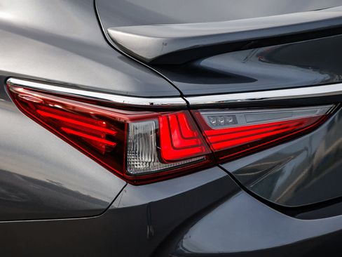 Certified 2022 Lexus ES 300h Luxury image 8