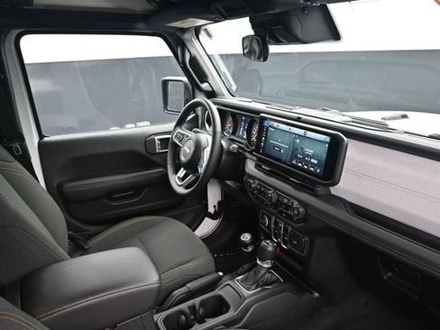 Used 2025 Jeep Wrangler Unlimited Sahara AWD/4WD image 39