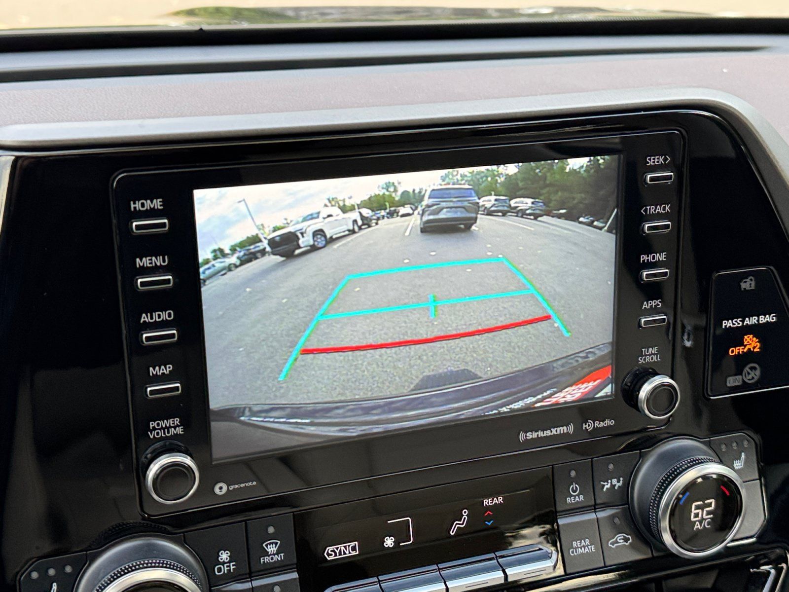 Used 2022 Toyota Highlander XLE AWD/4WD image 25
