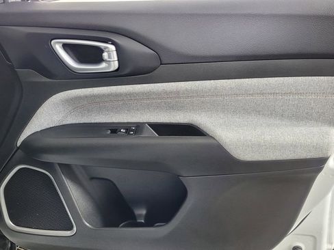 Used 2024 Jeep Compass Latitude image 30