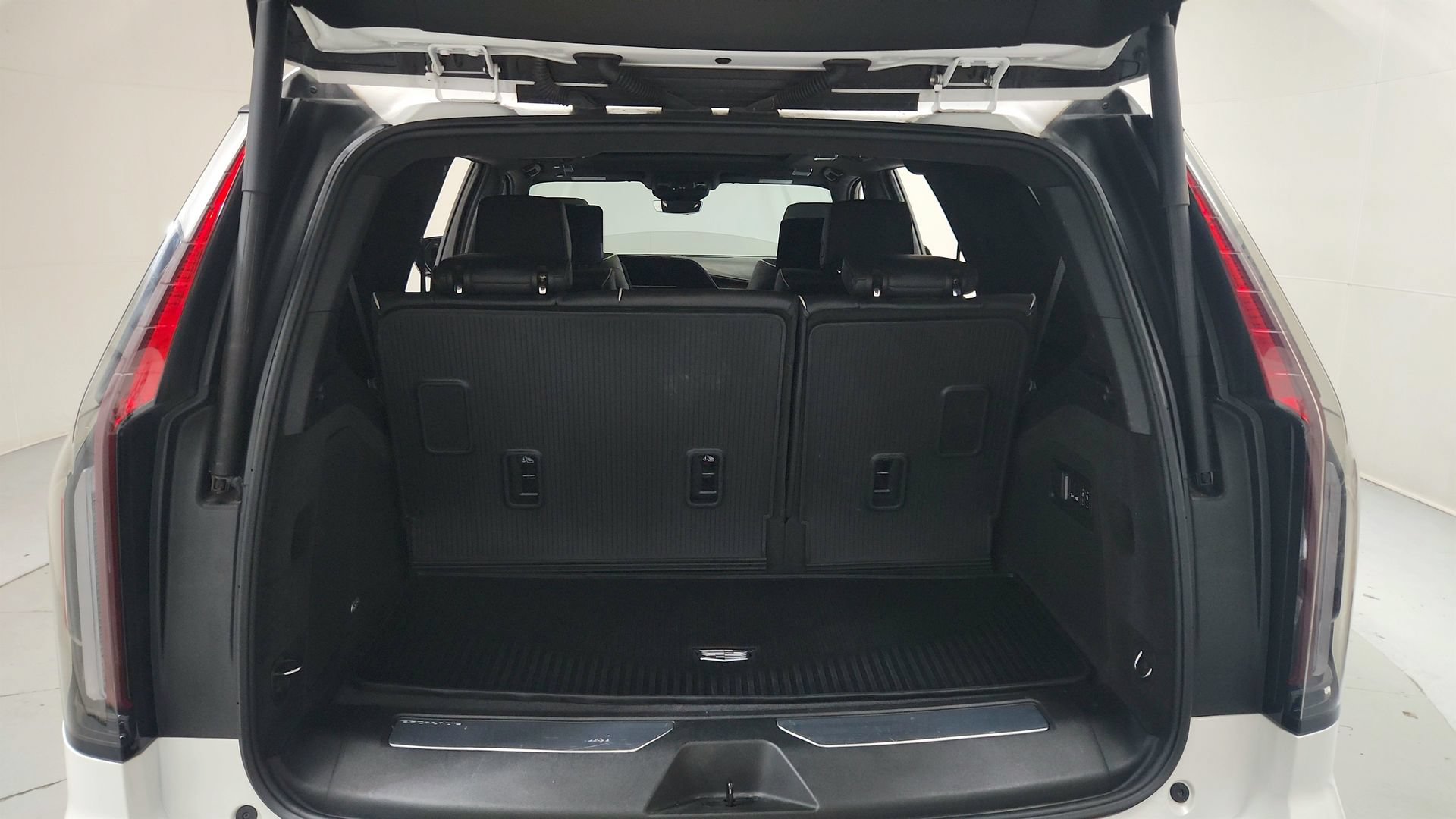 Certified 2024 Cadillac Escalade Sport Platinum w/ LPO, ONYX Package AWD/4WD image 30