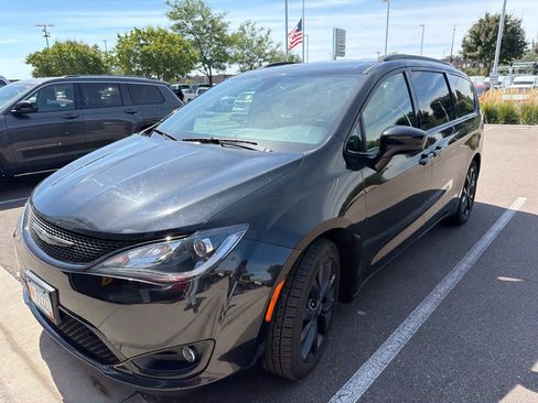 Used 2020 Chrysler Pacifica Touring-L FWD image 2
