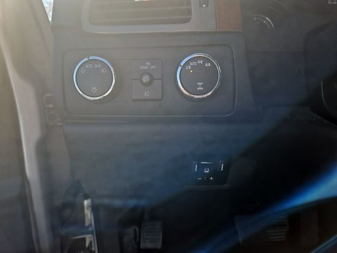 Used 2013 Chevrolet Avalanche LTZ image 25