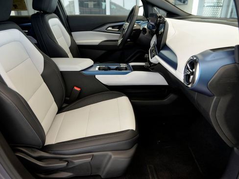 Used 2025 Chevrolet Equinox EV LT FWD image 28
