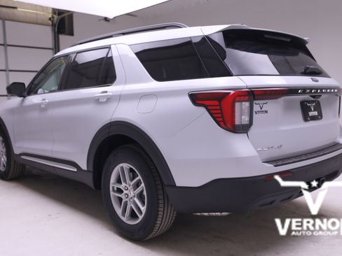 New 2025 Ford Explorer Active image 3