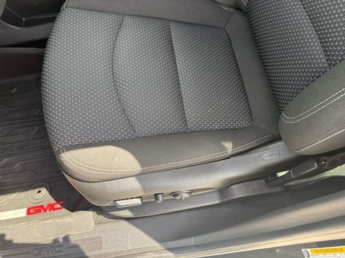 Used 2024 GMC Terrain SLE w/ Driver Convenience Package image 17