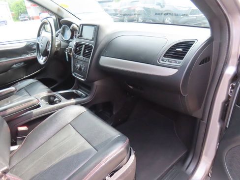 Used 2016 Dodge Grand Caravan R/T FWD image 18