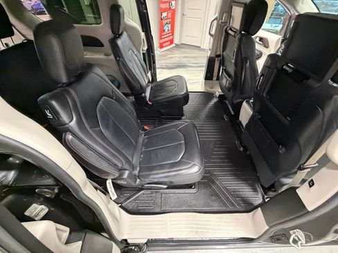 Used 2018 Chrysler Pacifica Touring-L Plus FWD image 43