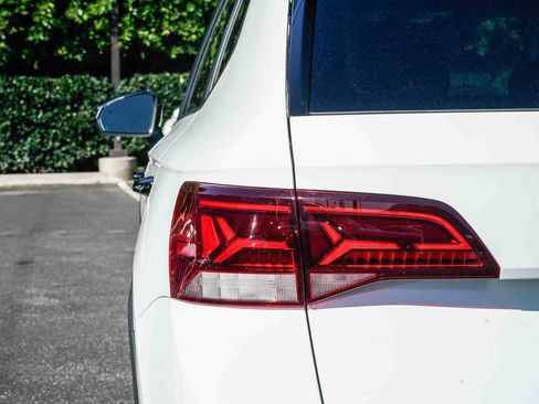 Used 2024 Volkswagen Taos SE image 9