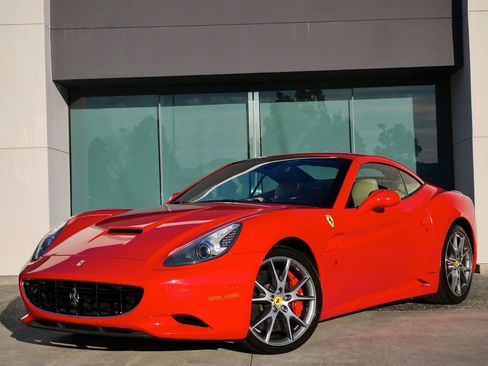 Used 2013 Ferrari California image 3
