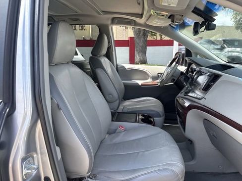 Used 2013 Toyota Sienna Limited w/ Premium Pkg FWD image 30