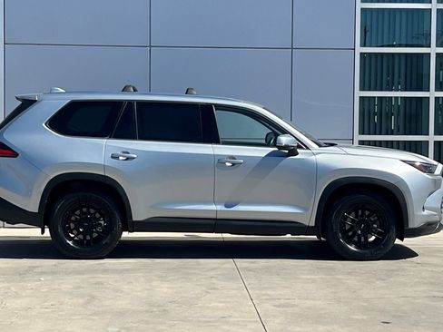 Used 2024 Toyota Grand Highlander AWD image 3