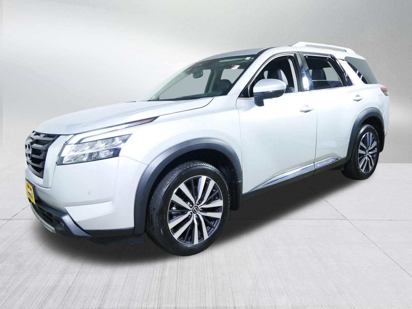 Used 2022 Nissan Pathfinder Platinum w/ Cargo Package AWD/4WD image 3