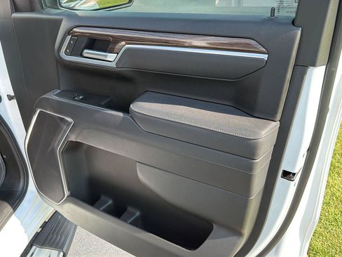 Used 2025 Chevrolet Silverado 1500 LT AWD/4WD image 14