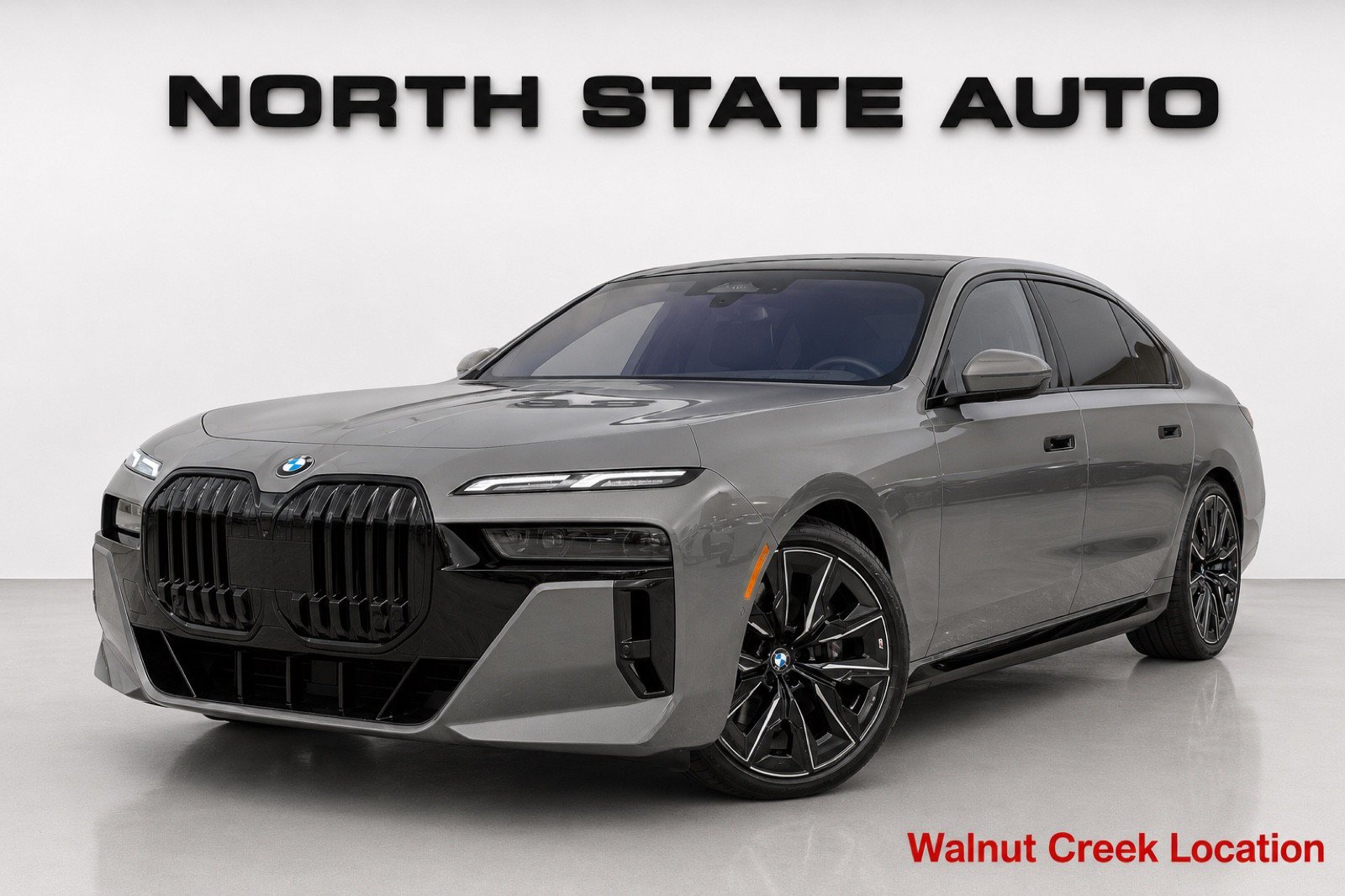 Used 2023 BMW 740i w/ Parking Assistance Package RWD image 1