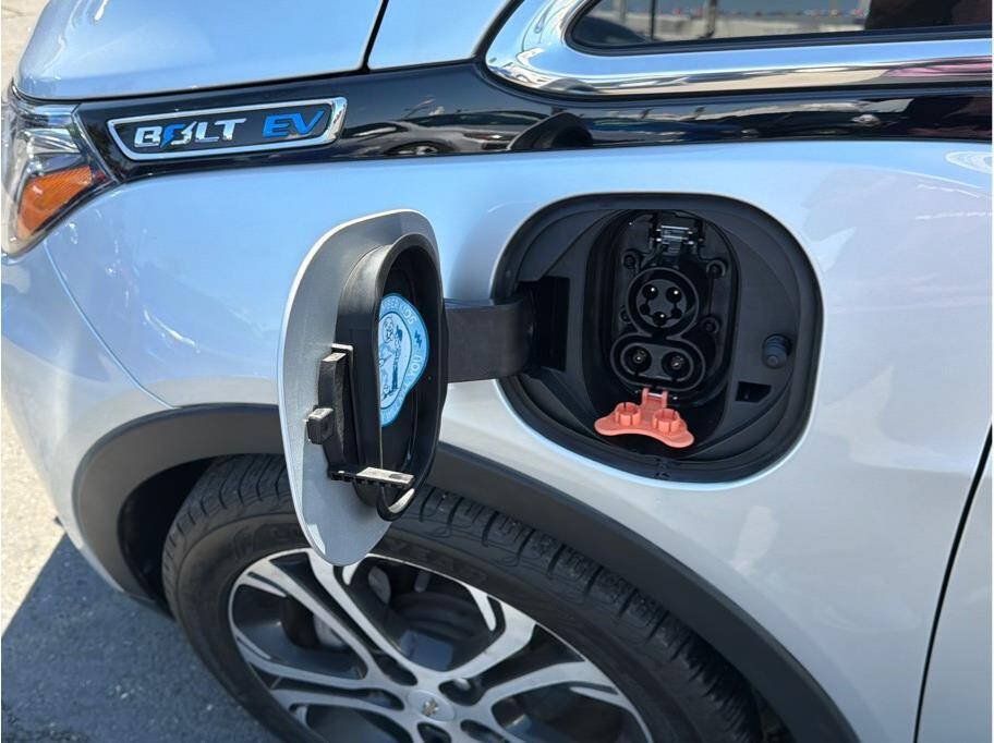 Used 2020 Chevrolet Bolt Premier w/ Infotainment Package FWD image 30