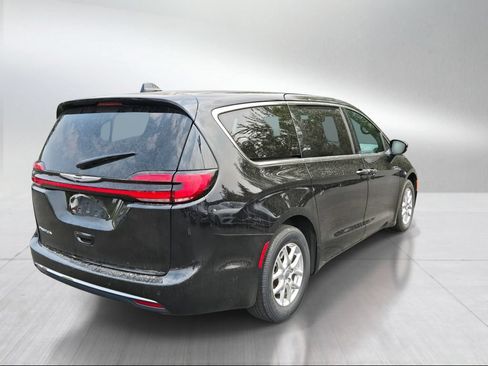 Used 2025 Chrysler Pacifica Select FWD image 3