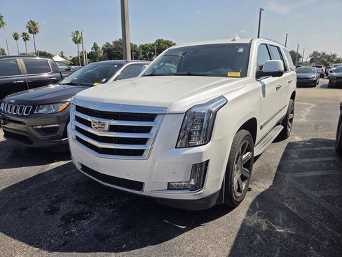 Used 2016 Cadillac Escalade Luxury RWD image 3