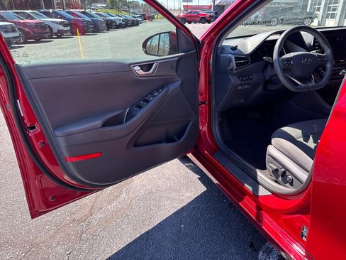 Used 2022 Hyundai Ioniq SE image 9