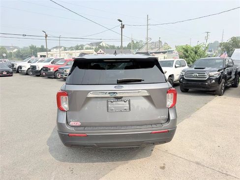 Used 2023 Ford Explorer XLT AWD/4WD image 3