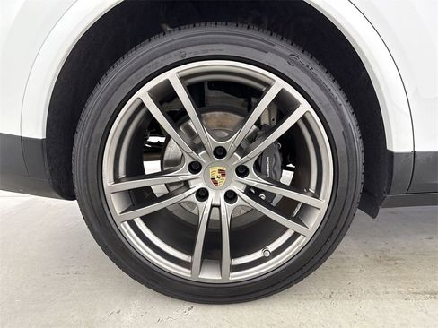 Certified 2023 Porsche Cayenne Platinum Edition image 16